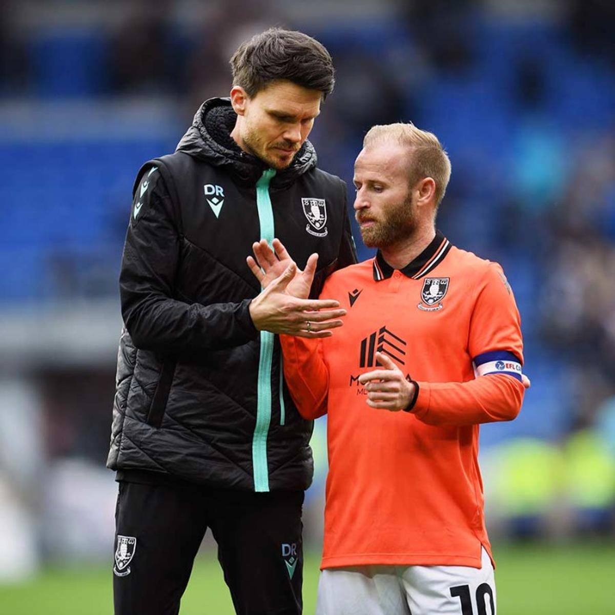 Danny Rohl, entrenador del Sheffield Wednesday, junto a Barry Bannan, capitán del equipo