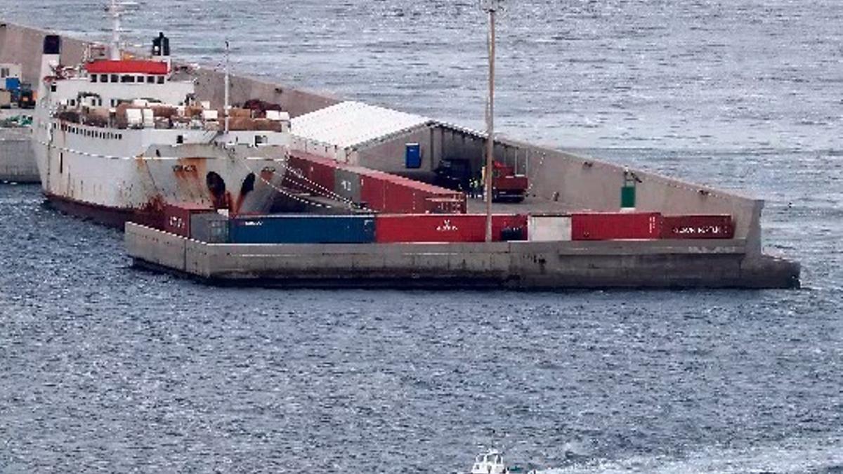 El corral creado para dar salida a las vacas del Karim Allah ayer en el Puerto de Cartagena.