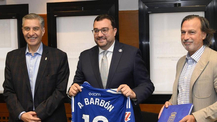 Adrián Barbón, tras el encuentro con Martín Peláez: “Me gustaría mucho que la temporada que viene hubiera derbi en Primera”