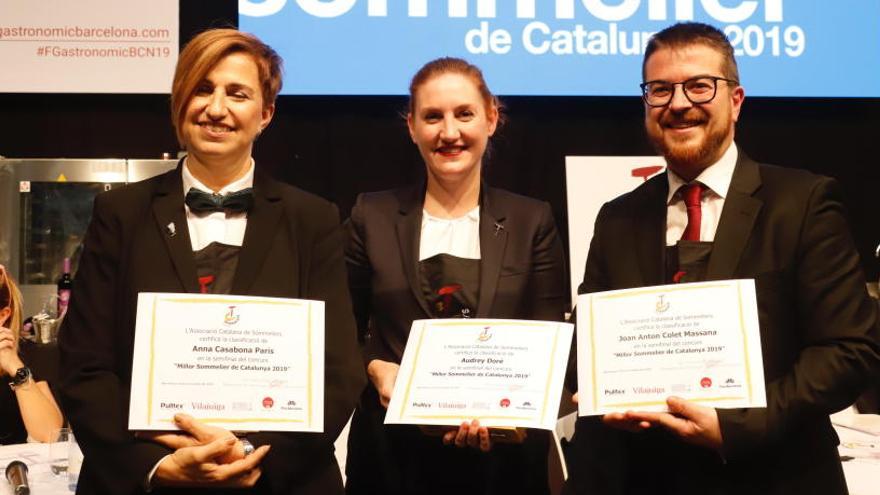 Els tres finalistes, amb la guanyadora al centre