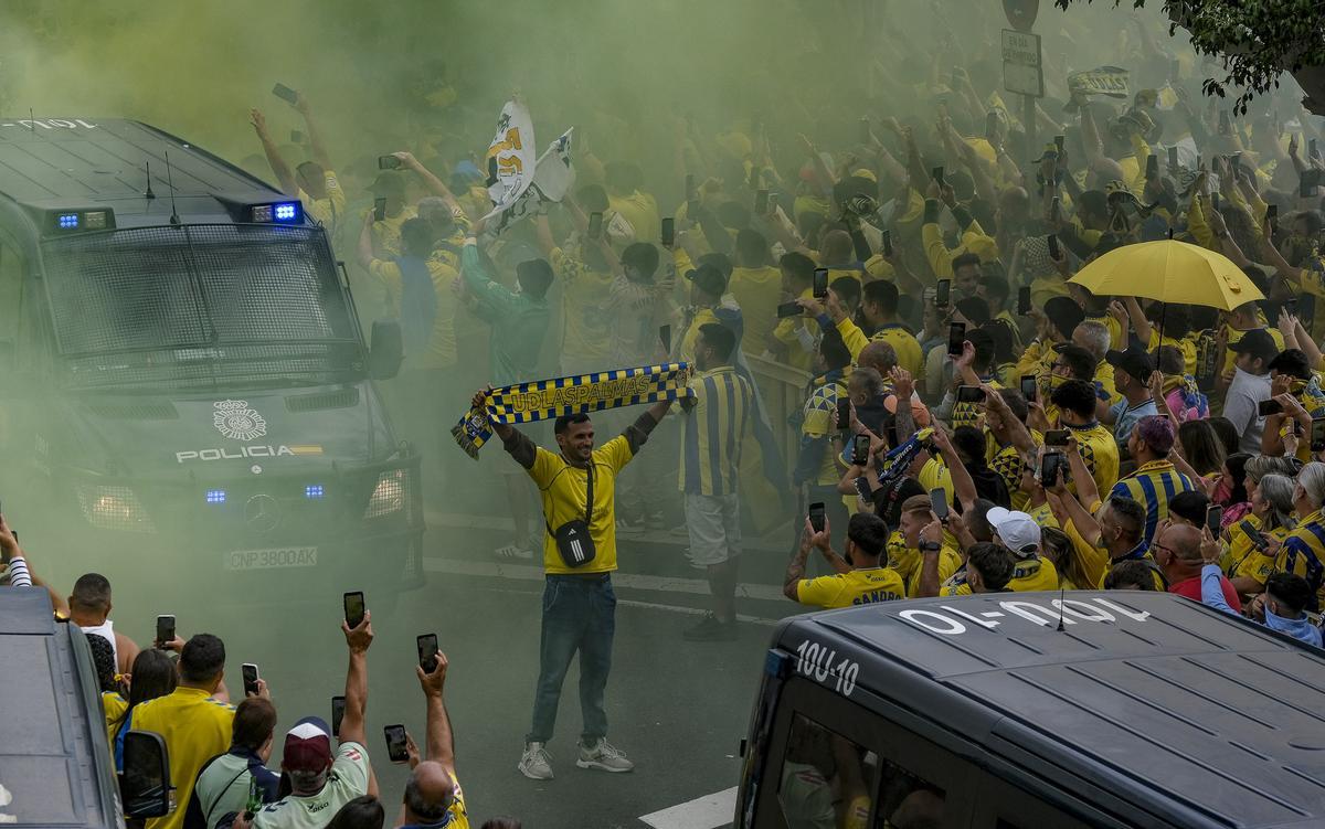 Los fieles en Fondos de Segura, el pasado 7 de julio, antes de la disputa del pulso contra el Málaga.