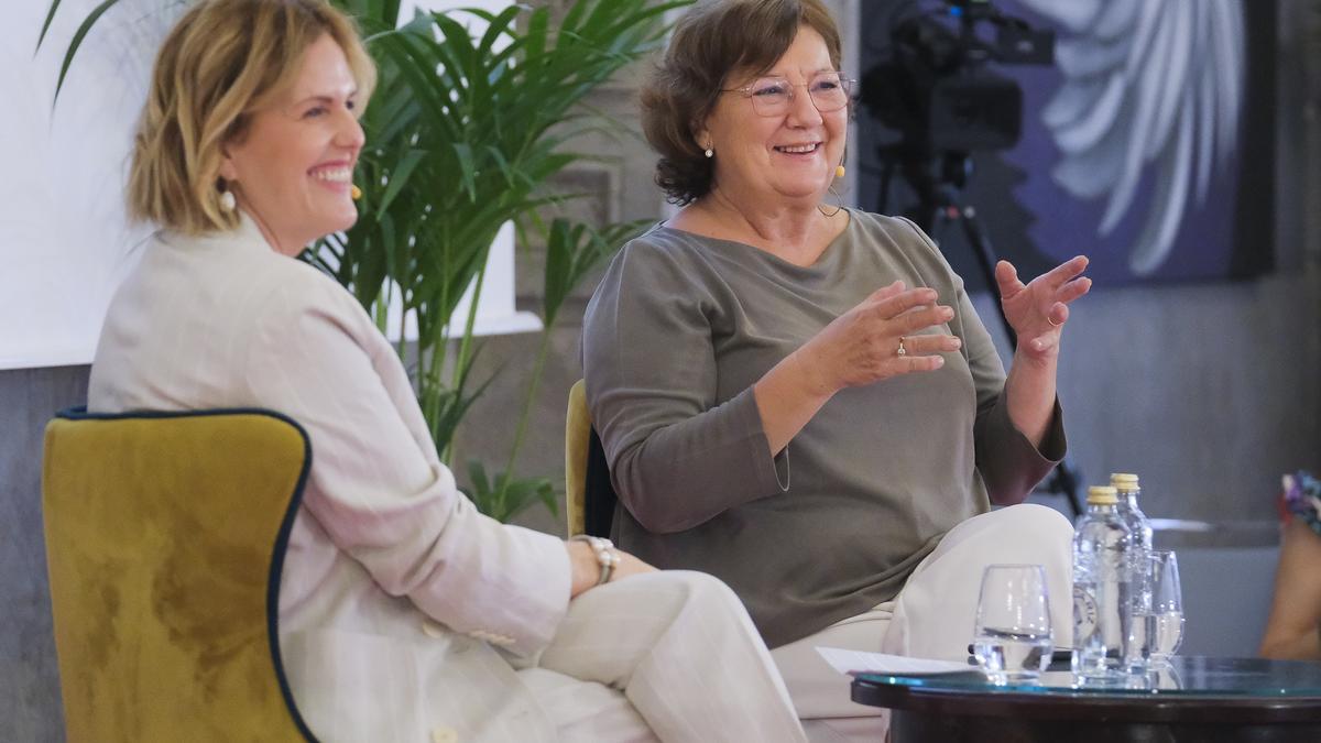 A la derecha, la periodista Olga Viza esta mañana en la I Cumbre Charter 100 Canarias.