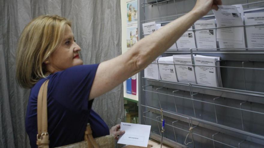 La candidata Mar Rominguera escoge su papeleta del PSOE.