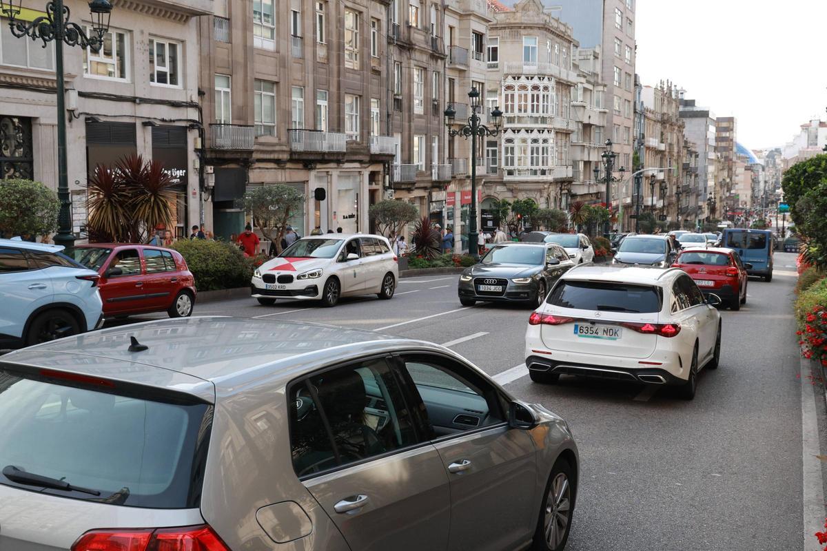 Tráfico en Urzáiz, una de las calles que delimitará las ZBE del centro y de Praza de Portugal.