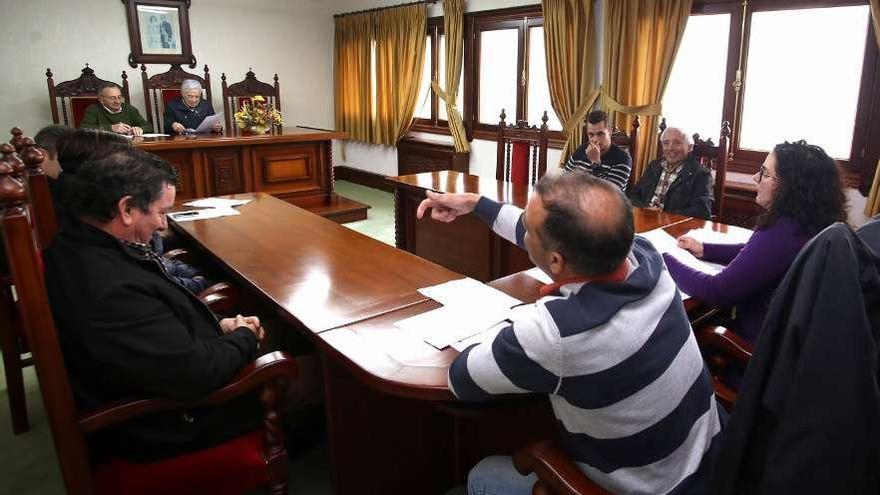 El portavoz del BNG, Benjamín García, interpela a Campos en un momento del pleno.  // Bernabé/Gutier