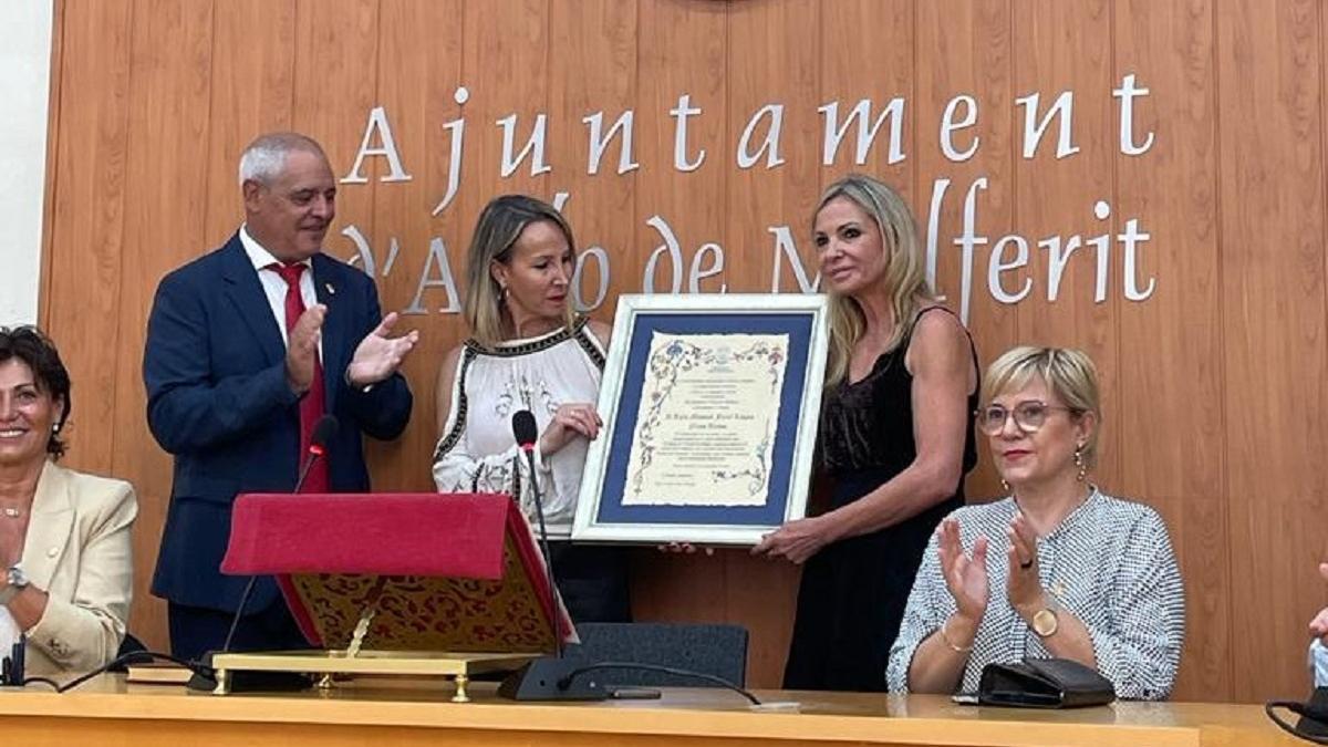 Momento de la entrega del reconocimiento con el alcalde de Aielo y las hijas del cantante.