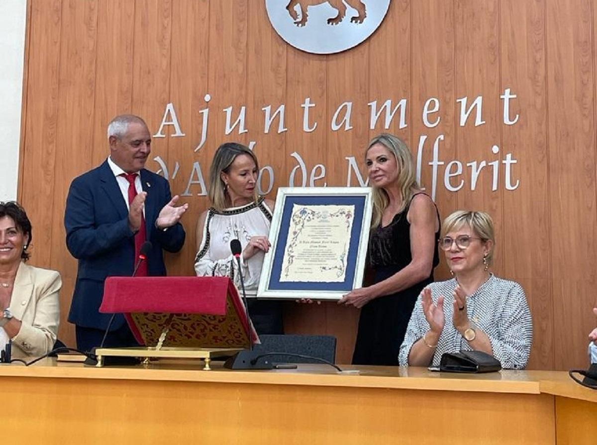 Momento de la entrega del reconocimiento con el alcalde de Aielo y las hijas del cantante.