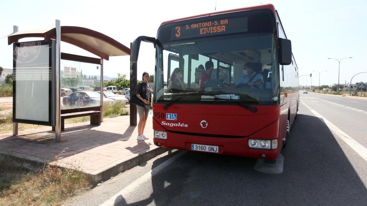 Autobús que cubre la ruta Sant Antoni-Sant Rafel-Eivissa.