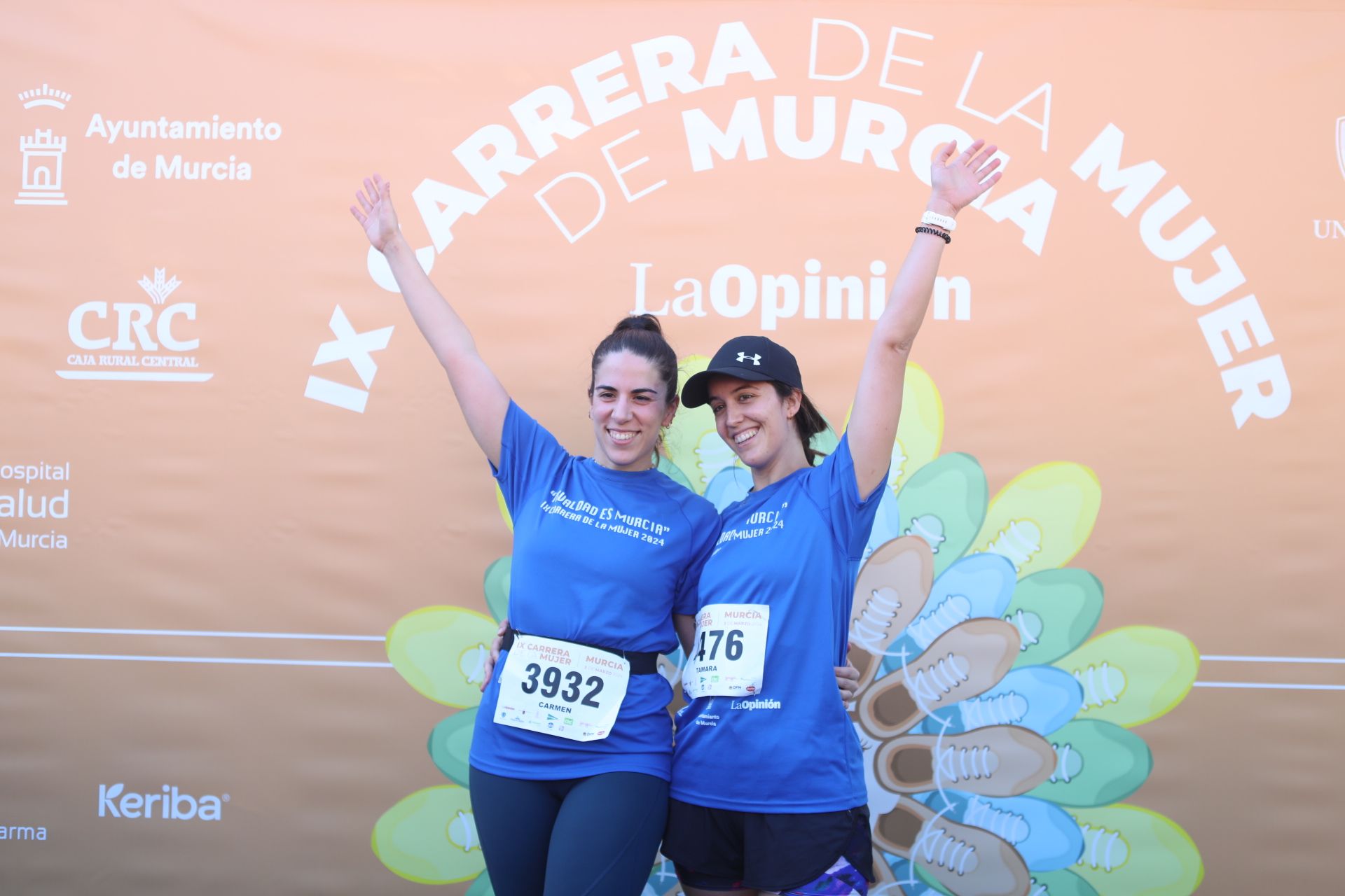 Las participantes posan en el photocall tras finalizar la Carrera de la mujer de Murcia