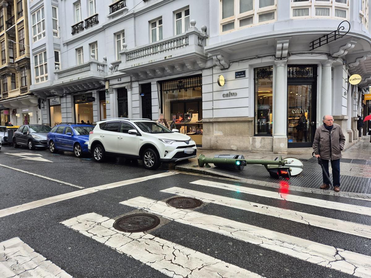 Semáforo derribado al aparcar