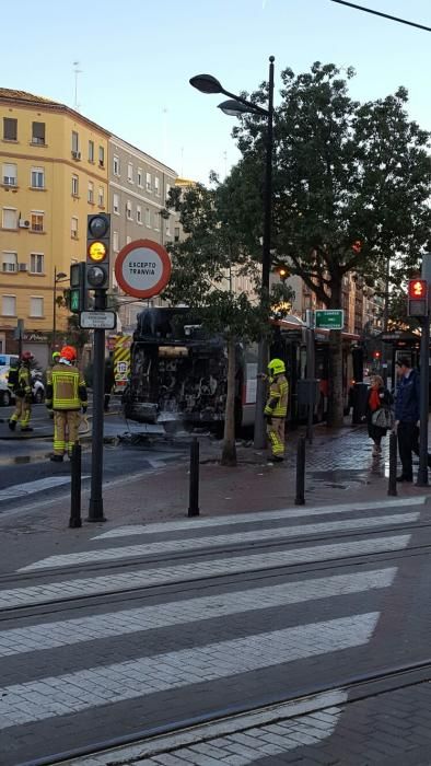 Un autobús de la EMT se incendia en Valencia