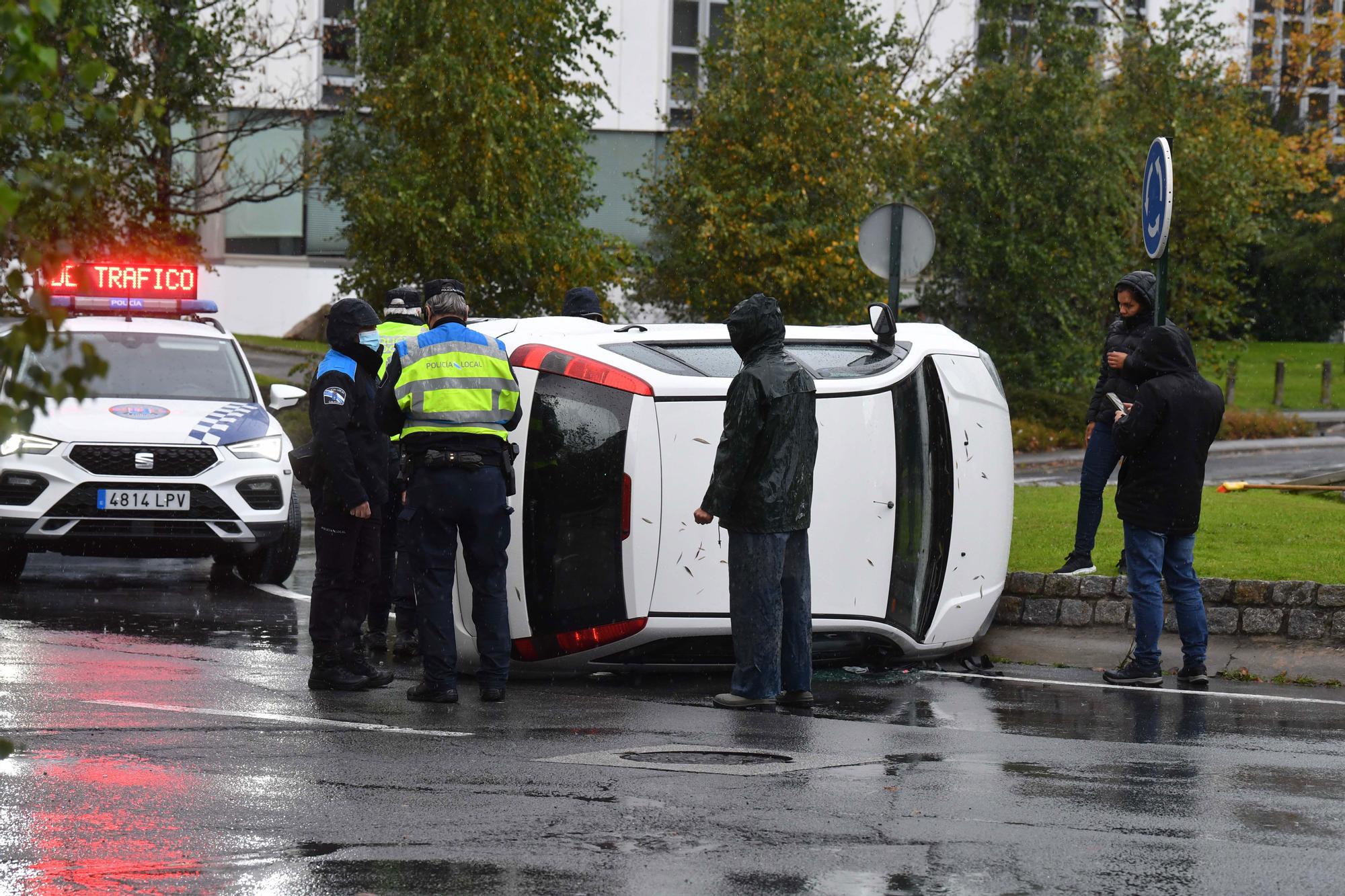 Un accidente con el vuelco de un vehículo en Monelos se salda sin heridos