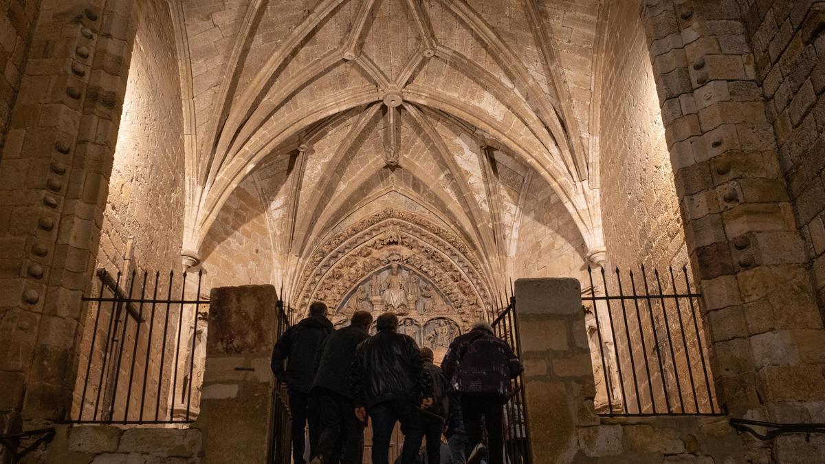 Pórtico de la iglesia de La Hiniesta iluminado.