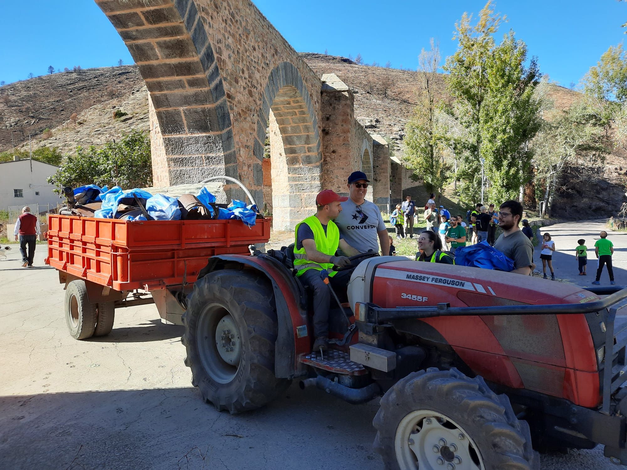 Descubre lo que han encontrado en una recogida de basura resurgida tras el gran incendio de Bejís