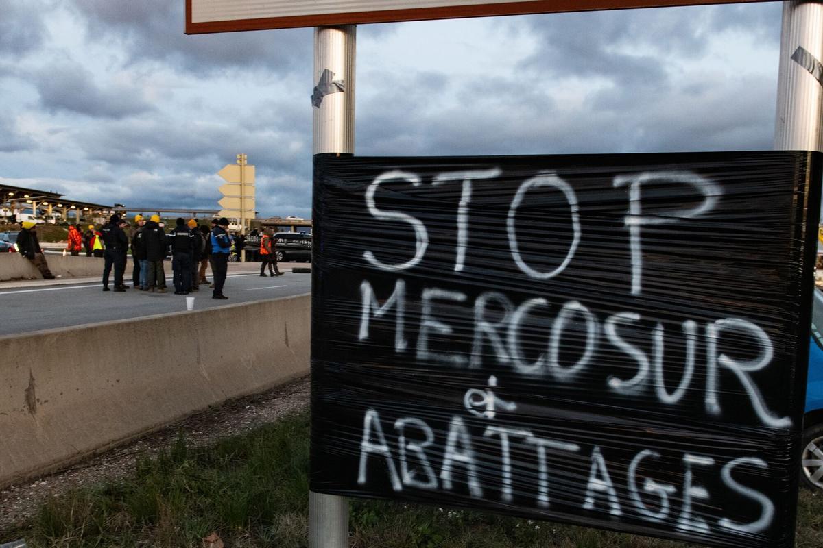 Les millors imatges del tall de l'AP-7 a l'Empordà per la protesta dels pagesos