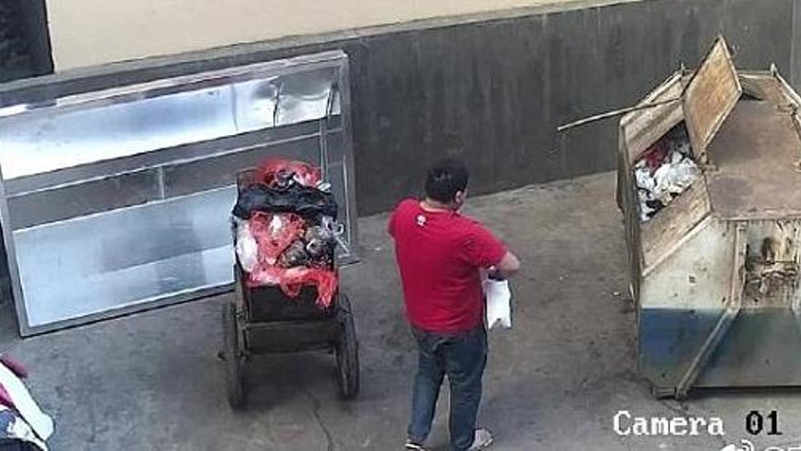 Una cámara graba a un hombre tirando a su hija recién nacida a la basura en China