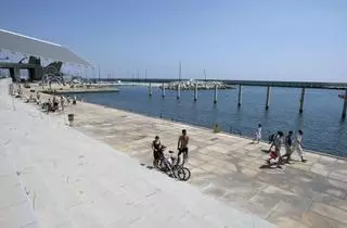 La temporada alta de playa en Barcelona arranca con los baños del Fòrum cerrados por el retraso en su reforma