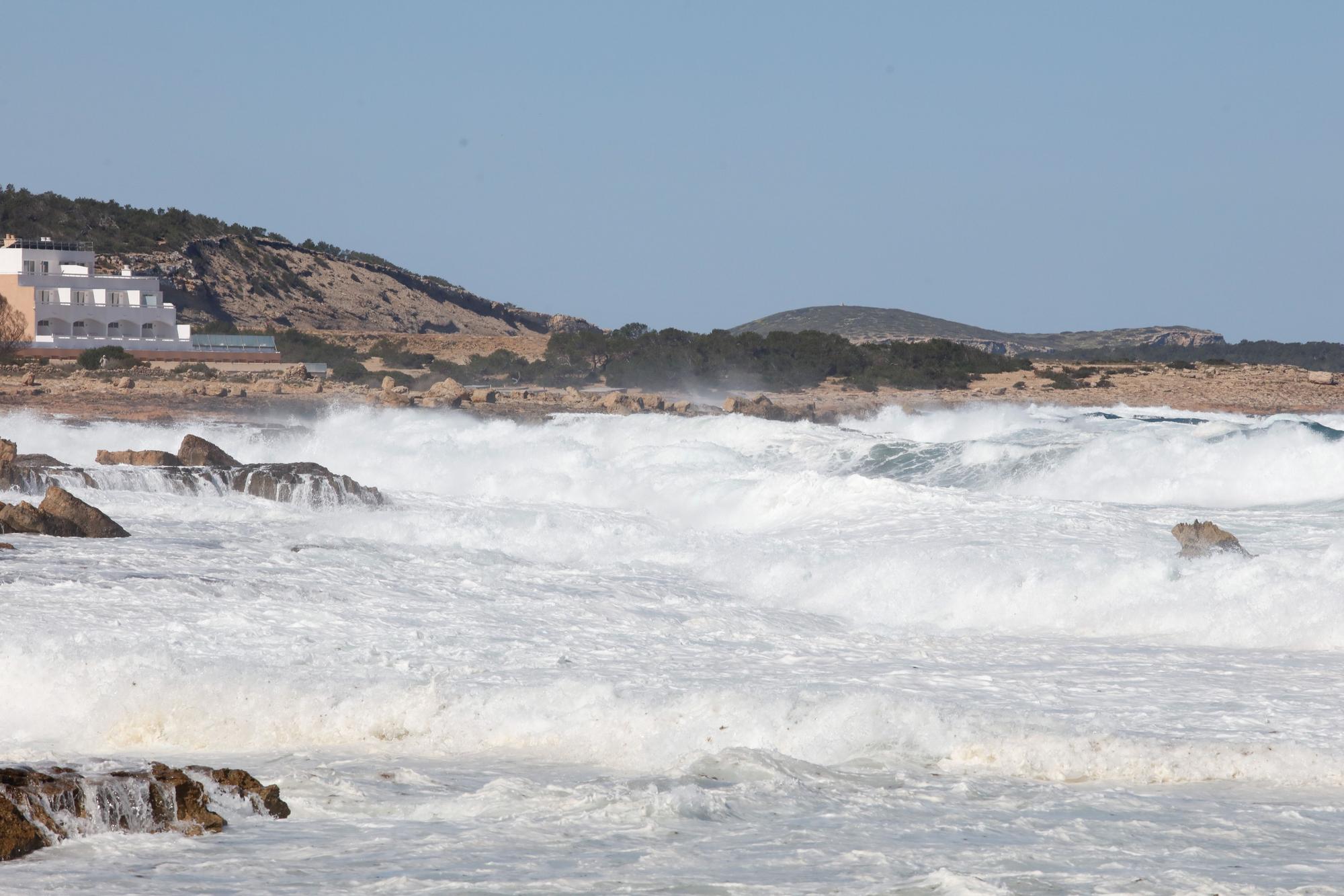 Las imágenes del temporal de viento y oleaje que azota Ibiza y Formentera