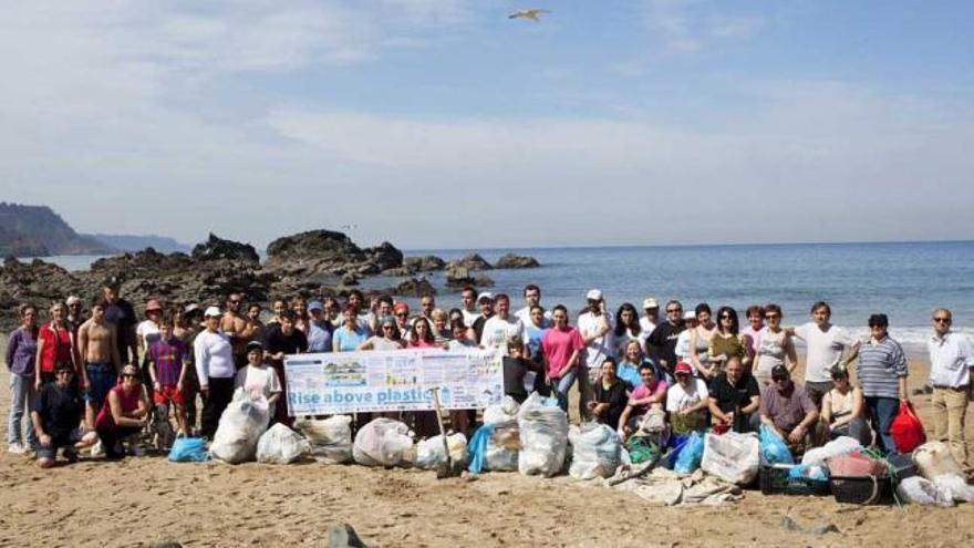 Sesenta voluntarios retiran una tonelada de basura de las playas murenses