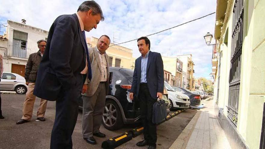 Instalan los primeros topes para que los vehículos no invadan las aceras en Badajoz