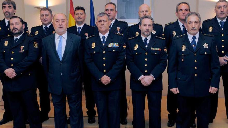 De Lorenzo, con los policías condecorados ayer por su dedicación al servicio.