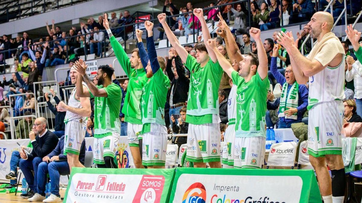 El TAU Castelló celebra una canasta en un encuentro de LEB Oro