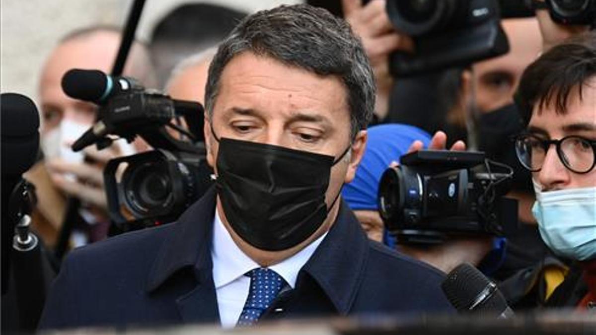 Matteo Renzi es rodeado por los periodistas al salir del Palazzo Montecitorio, sede de la Cámara Baja del Parlamento, tras una reunión con Mario Draghi en  febrero en Roma