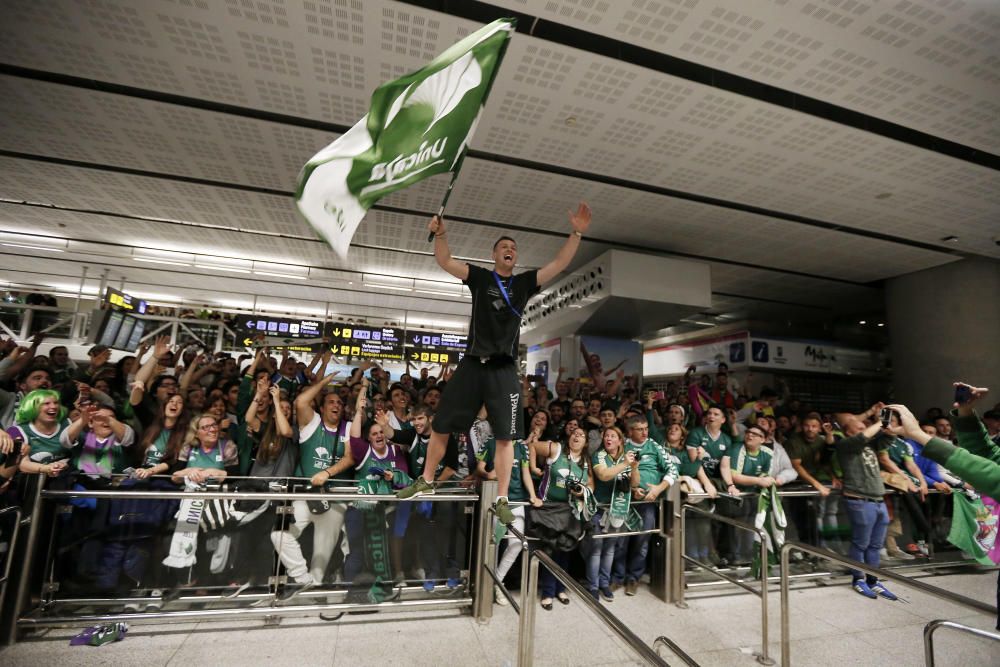 Más de 500 personas esperaron al Unicaja hasta pasadas las tres de la madrugada y celebraron el título