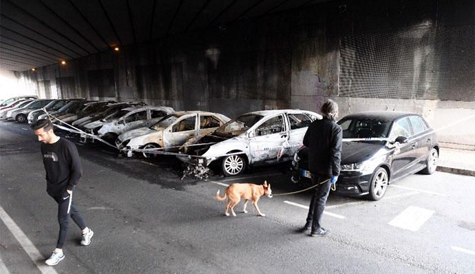 Siete coches arden de madrugada en la calle Posse