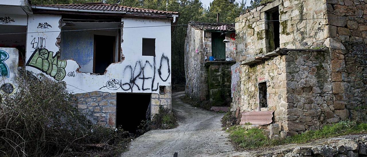 Pueblo de Barxelas en la capital, derruido y  sin vecinos desde hace varios años. |   // BRAIS LORENZO