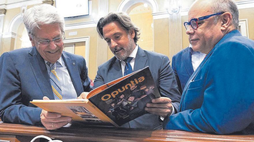 Julio Pérez, Gabriel Matos y el nacionalista José Miguel Barragán, antes de empezar la sesión de ayer. | | MIGUEL BARRETO/EFE