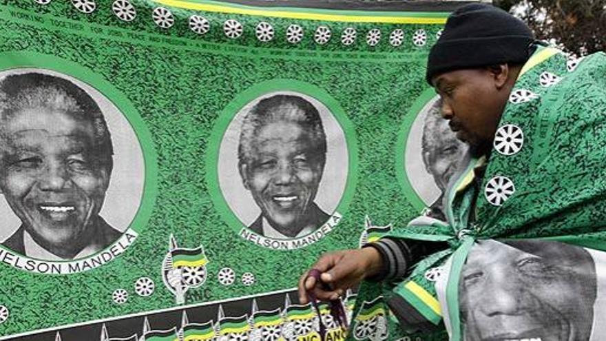 Nelson Mandela cumple dos semanas en estado crítico
