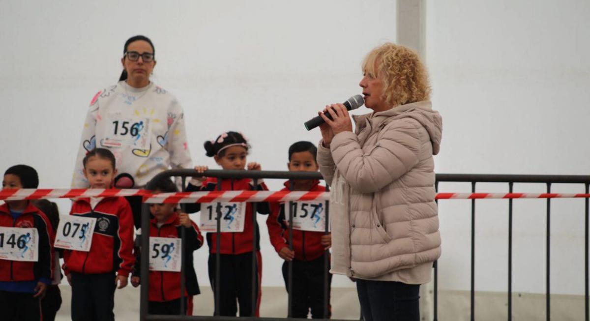La directora del colegio, Yolanda Concejo, se dirige a los niños.