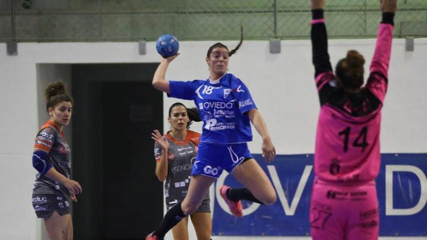 La jugadora del ANSA Oviedo Femenino Marta Ordóñez se dispone a tirar, ayer, en el Florida Arena.