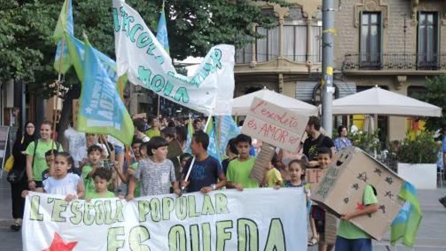 Un moment de la marxa en defensa de l&#039;escoleta, ahir al vespre