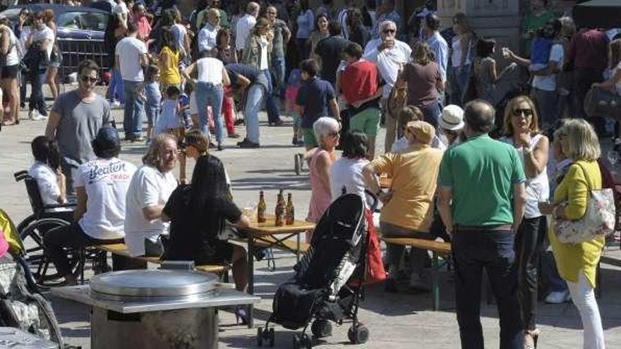 Público en la plaza de Azcárraga disfrutando de la iniciativa.