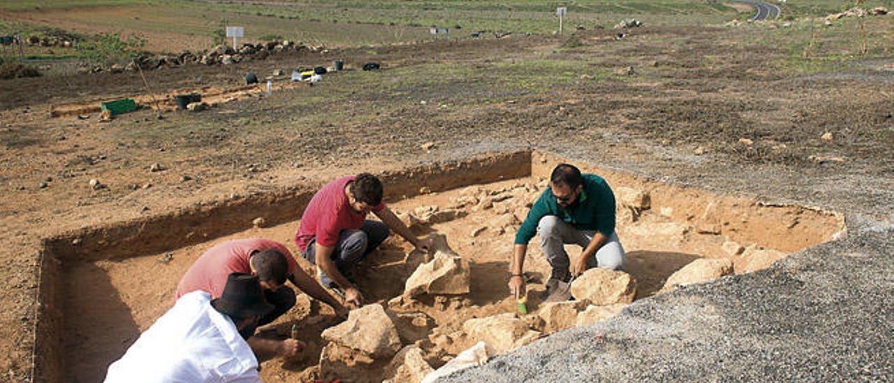 Arqueólogos de la empresa Tibicena, ayer, durante los trabajos de excavación de Zonzamas en la nueva estructura encontrada.