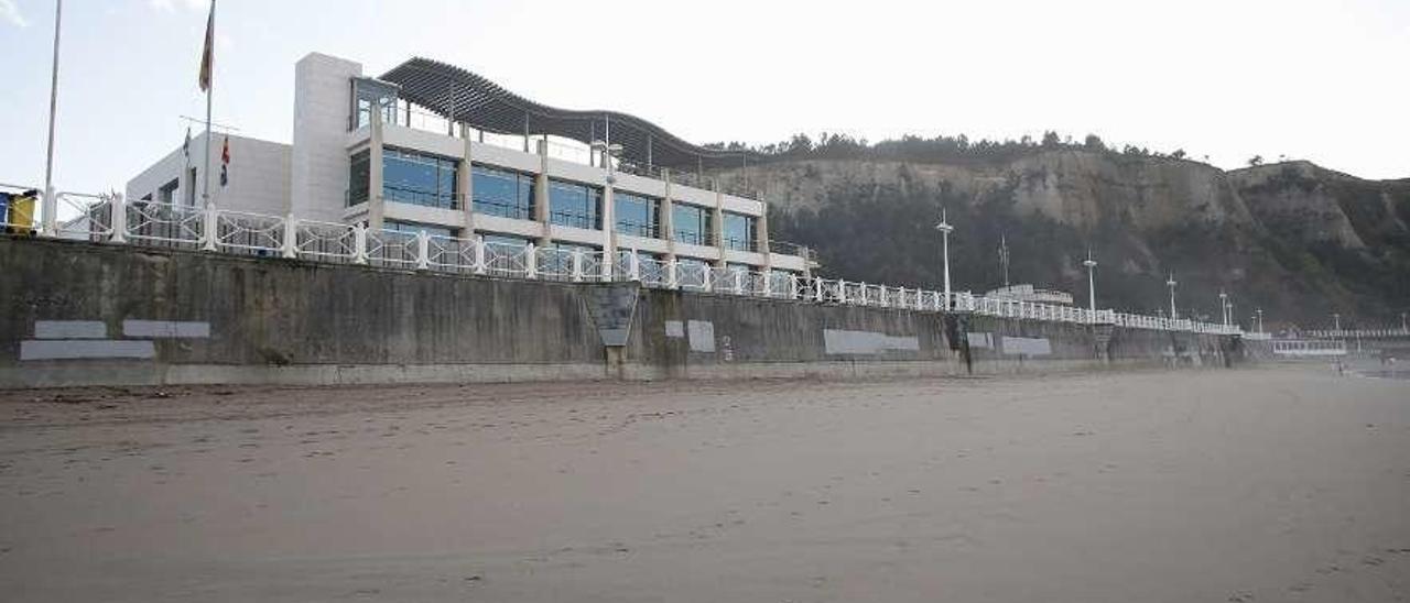La fachada norte del Club Náutico, vista desde la playa.