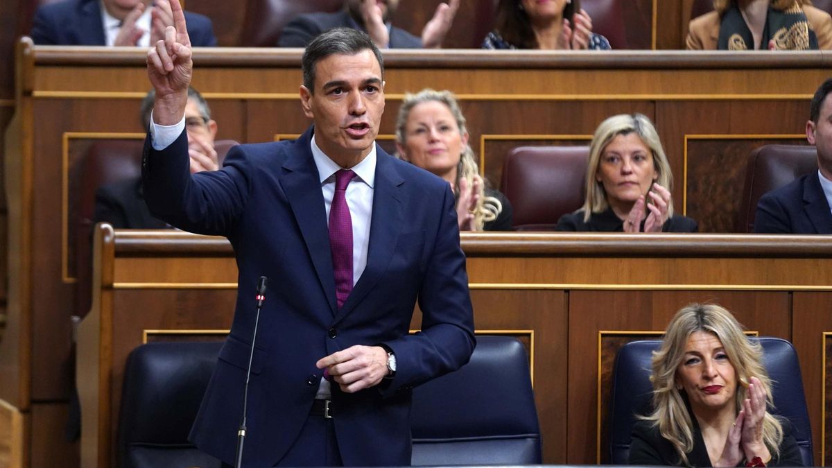 El presidente del Gobierno, Pedro Sánchez, y la vicepresidenta segunda, Yolanda Díaz, en el Congreso durante una sesión de control al Ejecutivo.