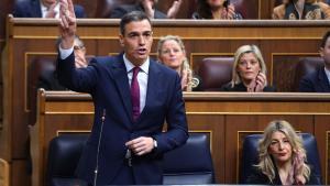 El presidente del Gobierno, Pedro Sánchez, y la vicepresidenta segunda, Yolanda Díaz, en el Congreso durante una sesión de control al Ejecutivo.