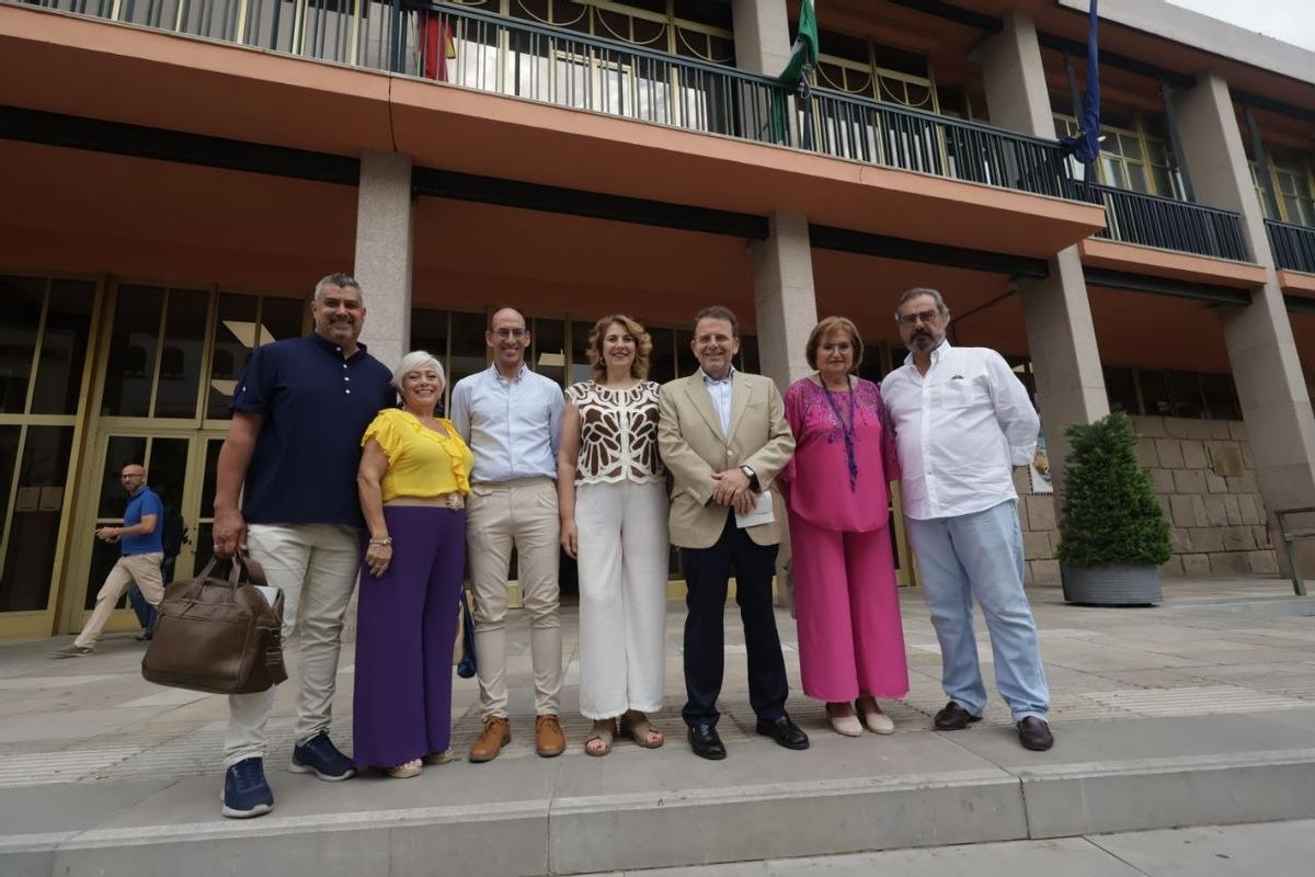 Eva Contador y Julián Urbano, junto a los delegados de alcaldía de las distintas barriadas.
