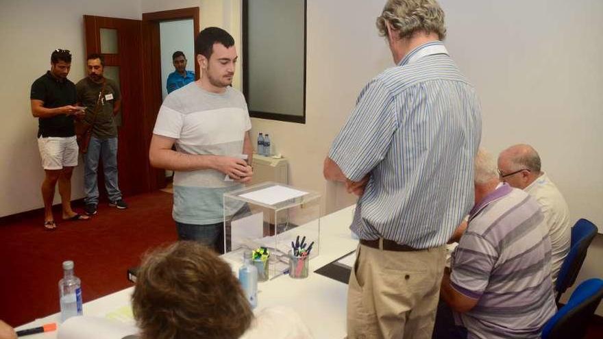 Uno de los colegiados durante la votación, ayer en la sede de Pontevedra. // Rafa Vázquez