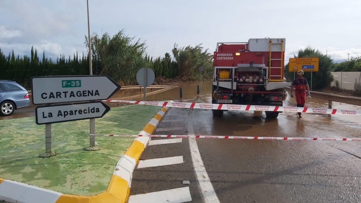 Bomberos, durante una intervención en Cartagena