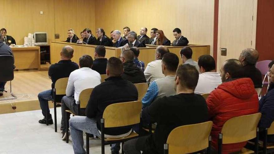 Los 17 acusados por tráfico de drogas, sentados a la derecha, ante el tribunal de la Sección Octava de la Audiencia Provincial, ayer, en Gijón.