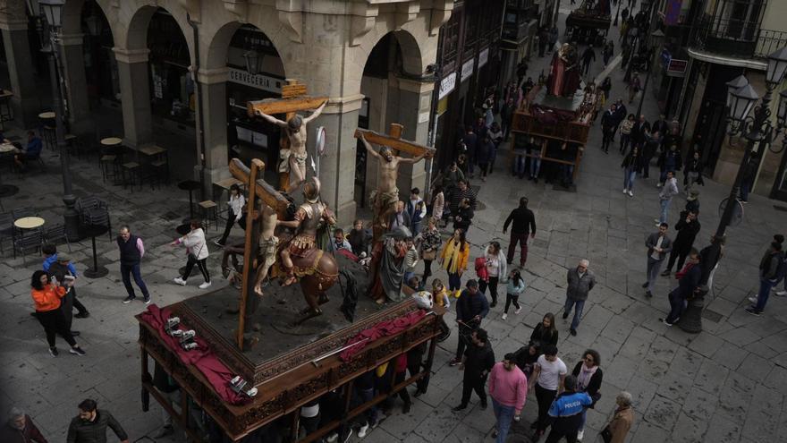 La Lanzada, conocido popularmente como Longinos, durante un traslado previo a la salida de la procesión del Santo Entierro.