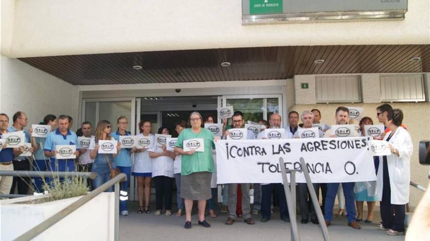 Concentración de sanitarios de Lucena, Moriles y Monturque en apoyo al médico agredido