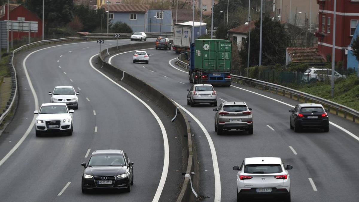 Acceso de la AP-9 en Vigo, flanqueado por viviendas.   | // R. GROBAS