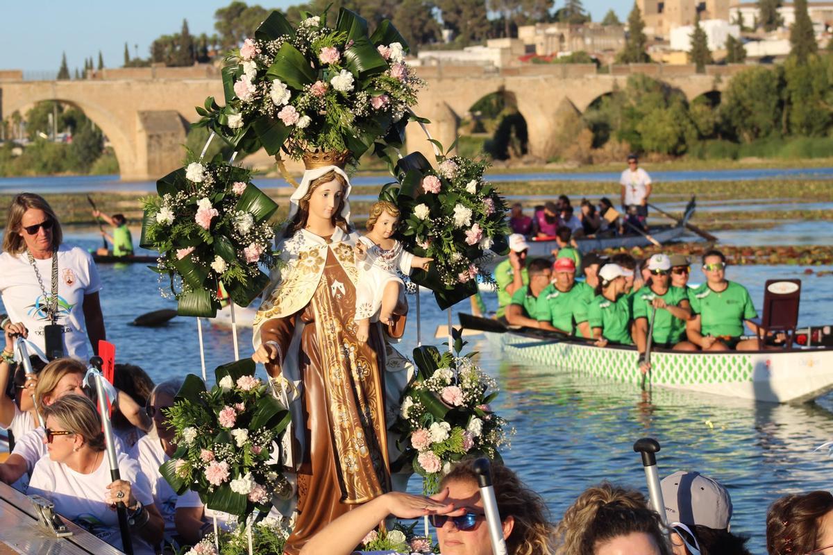 FOTOGALERÍA | La Virgen del Carmen surca el río Guadiana en Badajoz: "Ellas son las que reman y las que de verdad la guían"