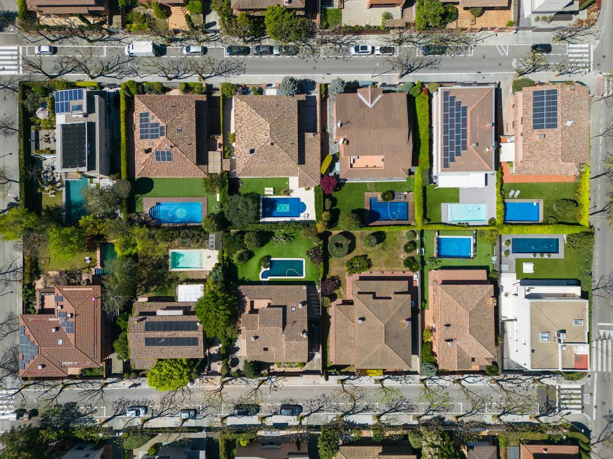 Vista aérea de un vecindario de Sant Cugat del Vallès, el municipio catalán con más piscinas.