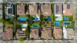 Vista aérea de un vecindario de Sant Cugat del Vallès, el municipio catalán con más piscinas.